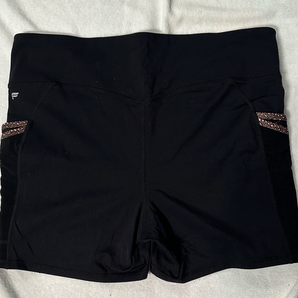 Fabletics Plus Size Trinity Motion 365 Mid Rise 5” Shorts in Black/Micro Leo 3X - Picture 7 of 7